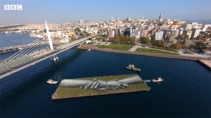 터키 이스탄불 해협에 등장한 사이페의 손 그림 작품 - 출처 : BBC NEWS