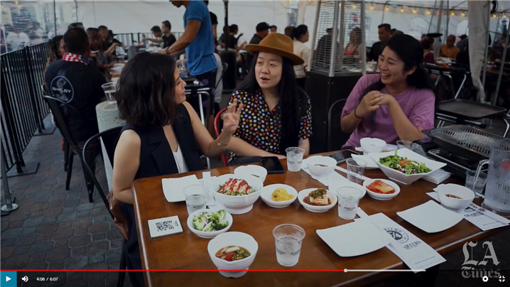 <한국 바비큐 식당에서 실제 식사 체험을 하고 있는 전염병 전문 의사인 캐더린 레토 쿼터즈, 배우 셰리 콜라, 그리고 LA 타임즈 기고가인 에이다 쳉>