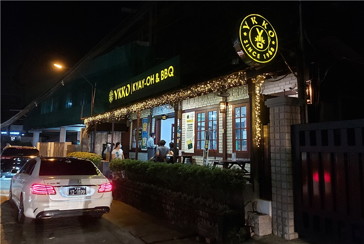 미얀마 유명 쩨오 식당 'YKKO'(좌), 'YKKO'의 다양한 쩨오 메뉴(우) - 출처 : 통신원 촬영(좌), YKKO 웹사이트(우)