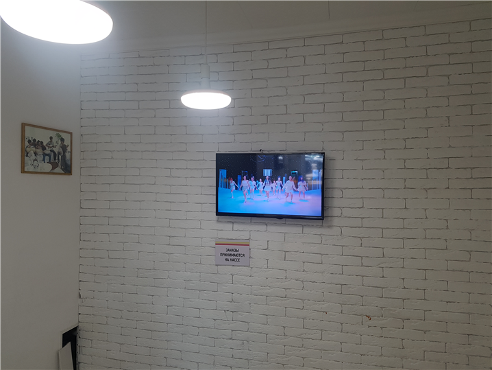  <한쪽 벽면에는 TV가 걸려있다. 화면에서는 케이팝 뮤직비디오가 흘러나온다.>