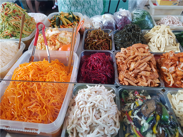 <알마티 콕 바자르(Көк базар)에서 판매되고 있는 고려인 음식>