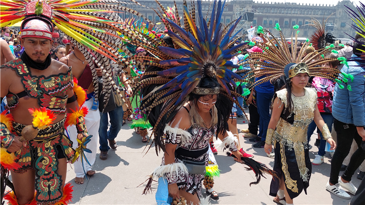 〈멕시코 인디언들의 화려한 축하 행렬〉
