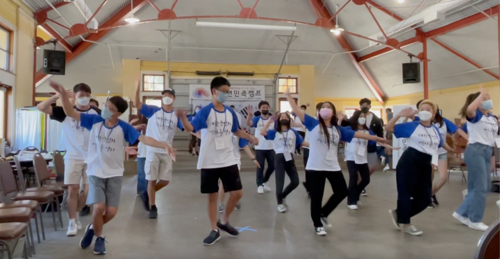 케이팝 그룹 듀스가 1994년에 선보인 [여름 안에서]에 맞춰 열띤 케이팝 댄스를 펼쳐 보이는 학생들의 공연 모습이다.