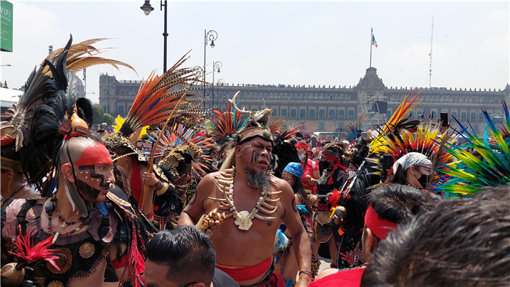 〈멕시코 인디언들의 화려한 축하 행렬〉