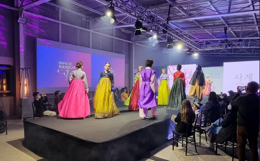 미국 뉴욕 메트로폴리탄 미술관과 프랑스 파리 루브르에서 초청 패션쇼를 선보인 것을 비롯해 세계 25개 도시에서 50회 이상의 패션쇼와 전시회