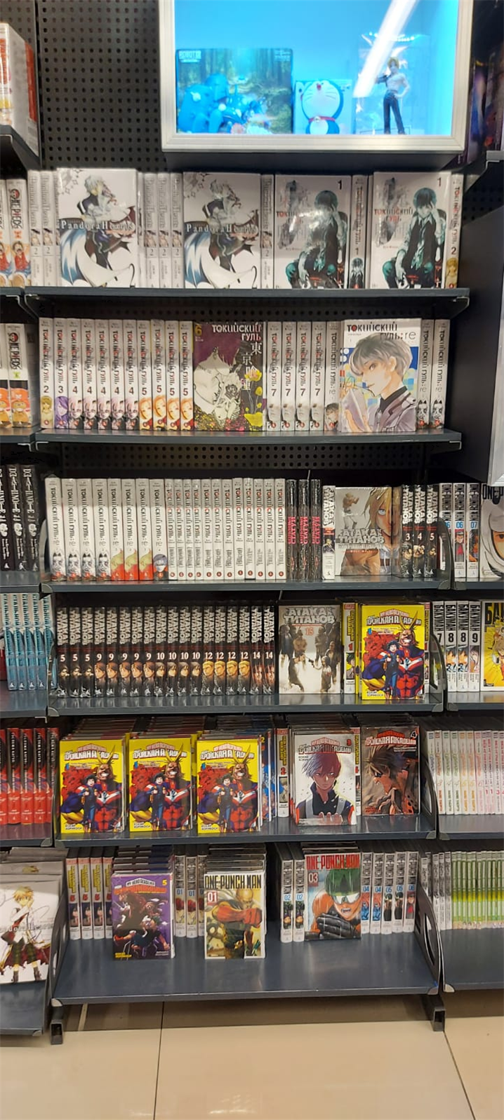<서점 한 켠에 진열된 일본 만화책들>
