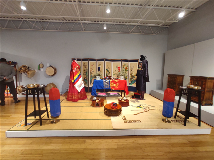 <시카고 문화회관 박물관에는 한국 전통문화를 잘 보여주는 가구, 병풍, 생활 제품들이 전시되어 있다.>