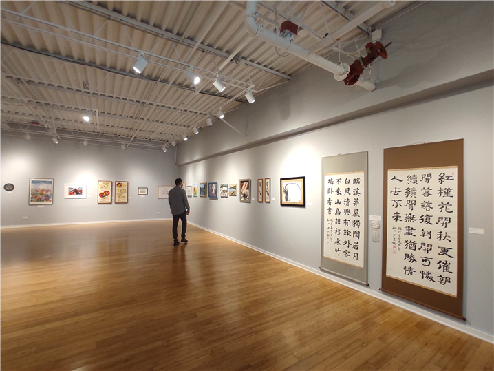 <시카고 한인문화회관은 현재 '제5회 신인 미술 작가 전시회'를 진행 중이다. 지역 시민이 작품을 관람하고 있는 모습>