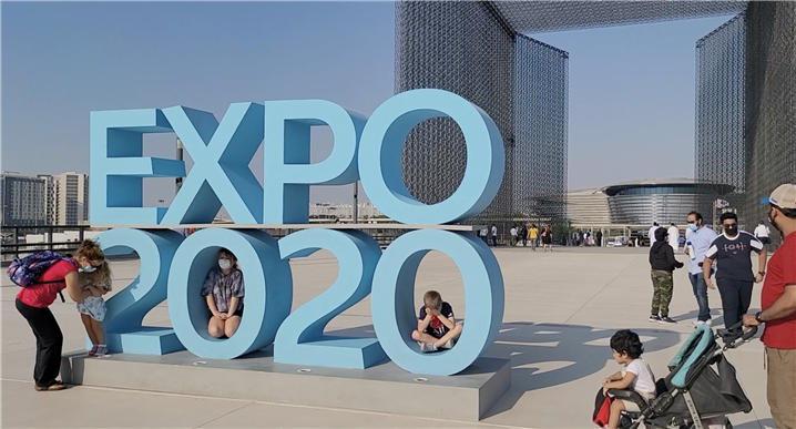 <월드컵, 올림픽과 더불어 '세계 3대 축제' 중 하나인 엑스포(Expo)가 아랍에미리트(UAE) 두바이에서 한창 열리고 있는 중이다. 사진은 엑스포 2020 조형물 앞에서 사진을 찍는 가족들. - 출처: 통신원 촬영>