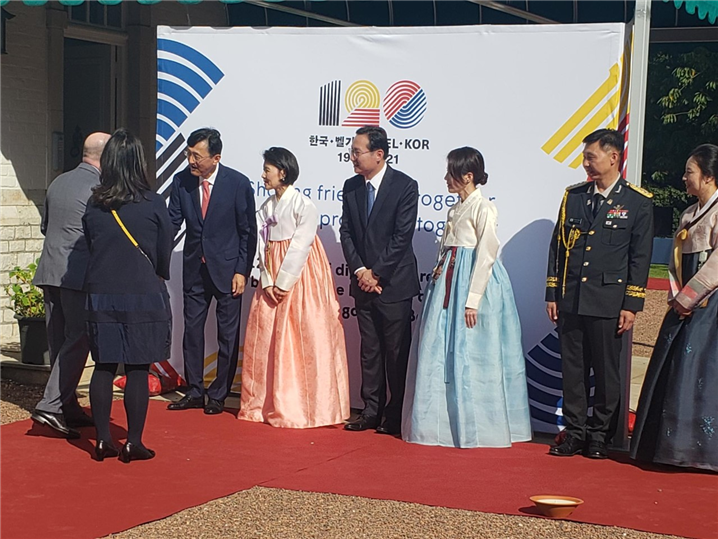 <행사장 입구에서 손님들을 맞이하는 윤순구 주벨기에 유럽연합 대사>