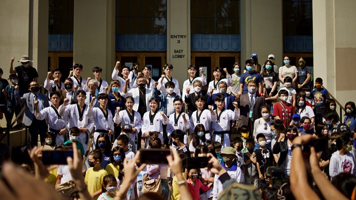 ▲ UC Berkeley, Hass Pavilion / 국기원 태권도 시범공연단과, 관중과의 기념사진