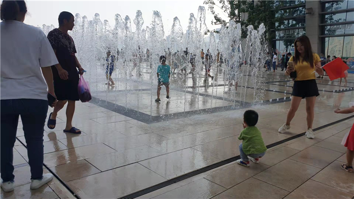 <래플스 시티의 중앙에 위치한 분수에서 아이들이 물놀이를 즐기고 있다. 어디를 가나 오성기를 가지고 다니는 관광객을 볼 수 있다. - 출처 : 통신원 촬영>
