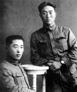 최봉설과 임국정(1919.09). 함께 무기 구입을 위해 해삼위에 갔다가 찍은 사진이다. 