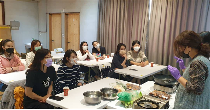 <신죽한글학교에서 요리 수업을 수강하고 있는 외국인 학부모들의 모습>