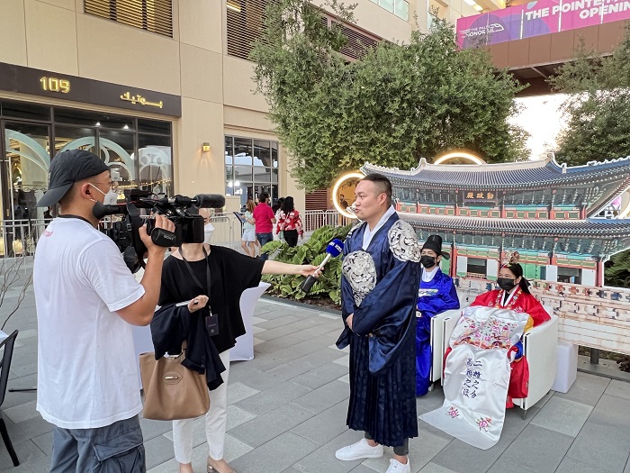 ▲ 문화원에서 준비한 한국 전통의복을 입고 KBS 인터뷰에 응하는 참석자 모습