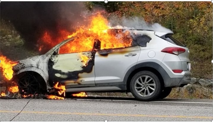 <도로 주행 중 엔진 화재를 경험한 현대차 사용자가 CBC에 제공한 사진 - 출처 : CBC/Kurtis Potec 제공>