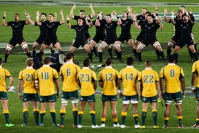 경기 전 왈라비(호주) 앞에서 “하카”를 시전하는 올 블랙(뉴질랜드)