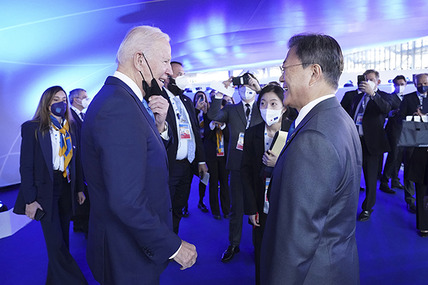 문재인 대통령이 10월 30일(현지시간) 이탈리아 로마 누볼라 컨벤션 센터에서 열린 주요 20개국(G20) 정상회의에서 기념촬영 전 정상 라운지에서 조 바이든 미국 대통령과 만나 대화하고 있다. (사진=청와대)