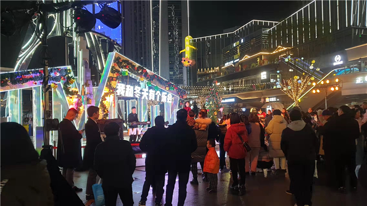 <올해 개장한 충칭 소재 백화점의 크리스마스 행사. 중국에서도 크리스마스는 행복을 상징하는 날이다. - 출처 : 통신원 촬영>