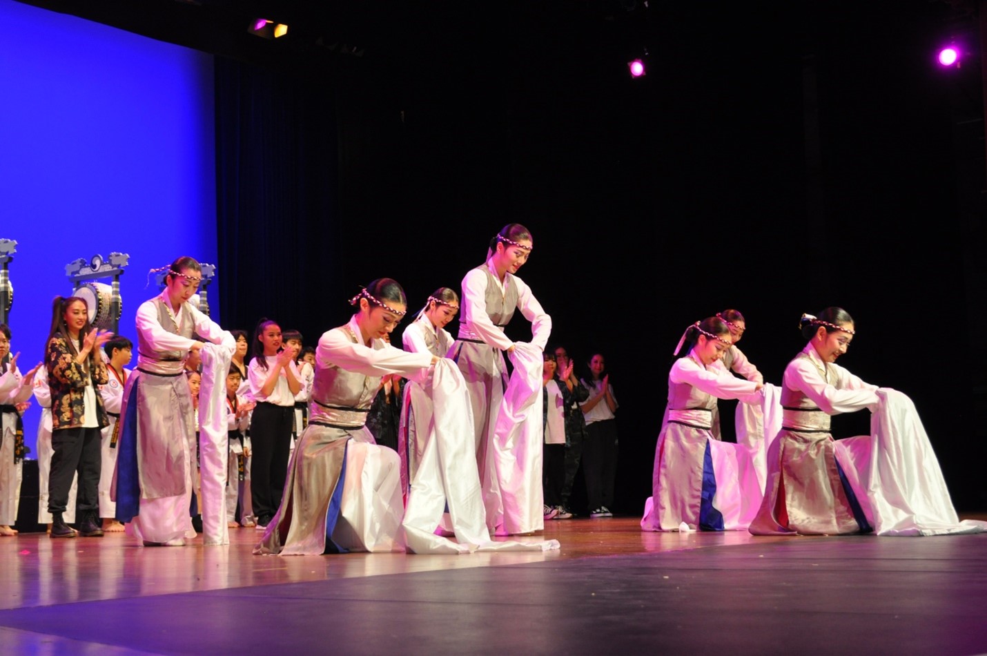 캐나다중앙무용단(단장 김영주)의 한국의 대표적인 부채춤과 소고춤 그리고 장구춤