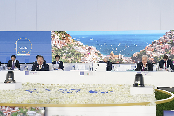 문재인 대통령이 10월 31일(현지시간) 이탈리아 로마 누볼라 컨벤션 센터에서 열린 ‘공급망 회복력 관련 글로벌 정상회의’에 참석, 발언하고 있다. (사진=청와대)
