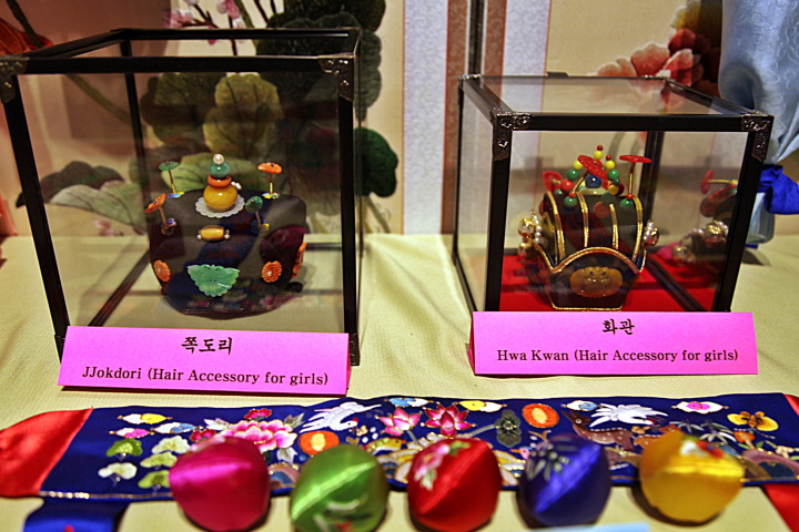  예랑 문화원에서 시연한 돌상과 한국 전통 의상 및 소품