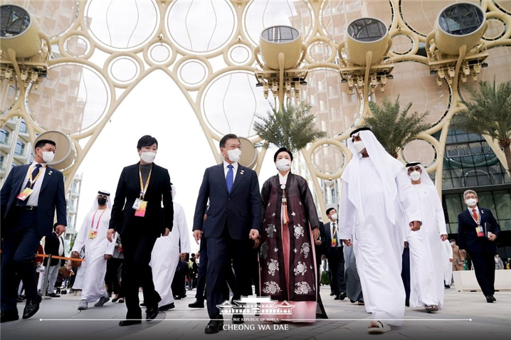 <16일 두바이엑스포 한국의 날 행사에 참석한 문재인 대통령 내외가 UAE 왕족의 안내를 받고 있다 - 출처: 청와대 인스타그램(@thebluehouse_kr)>