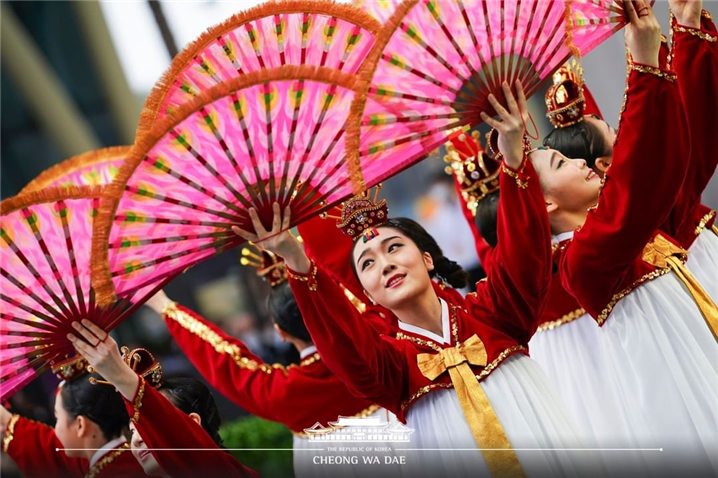 <두바이 엑스포 '한국의 날' 행사에서 무용단이 우리나라 전통 부채춤을 선보이고 있다. - 출처: 청와대 인스타그램(@thebluehouse_kr)>