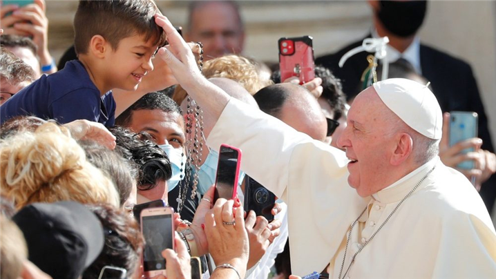 <인파 속 프란치스코 교황 - 출처: Reuters/Vatican News>