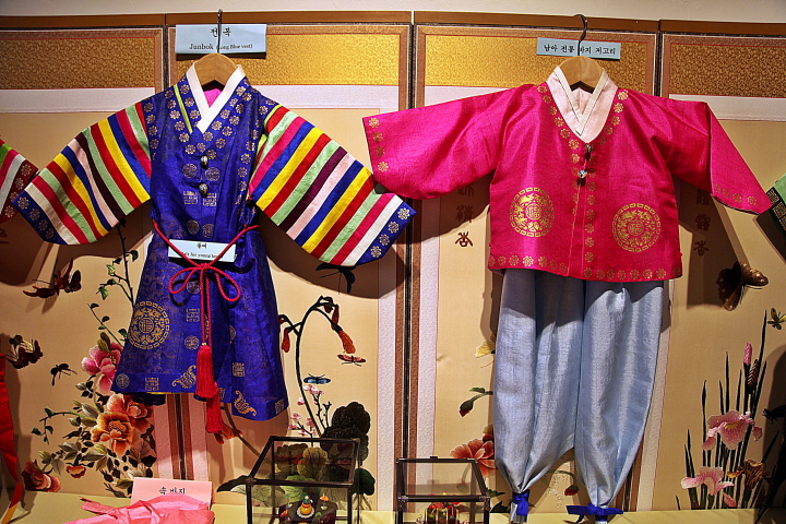  예랑 문화원에서 시연한 돌상과 한국 전통 의상 및 소품