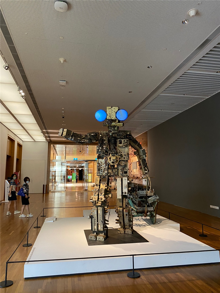 <백남준 전시회의 작품, ‘John Cage Robot II’ – 출처: 통신원 촬영>