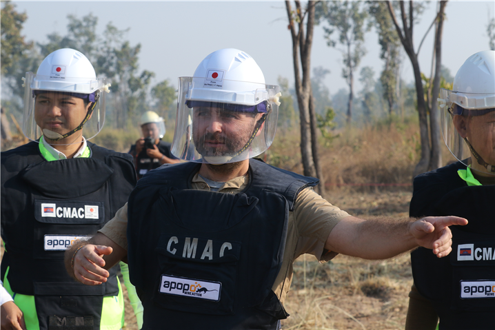 <아포포 씨엠립 지부 책임자인 하이만 씨가 태국 국경지대에 매설된 지뢰와 불발탄의 위험성에 대해 설명하고 있다. - 출처 : 통신원 촬영>