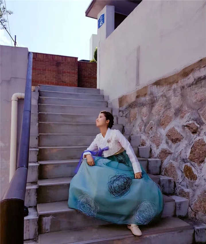 <한국 유학시절 한옥 마을에서 한복을 입고 기념 촬영을 하고 있는 황치페이 씨 - 출처 : 황치페이 위챗 모멘트>