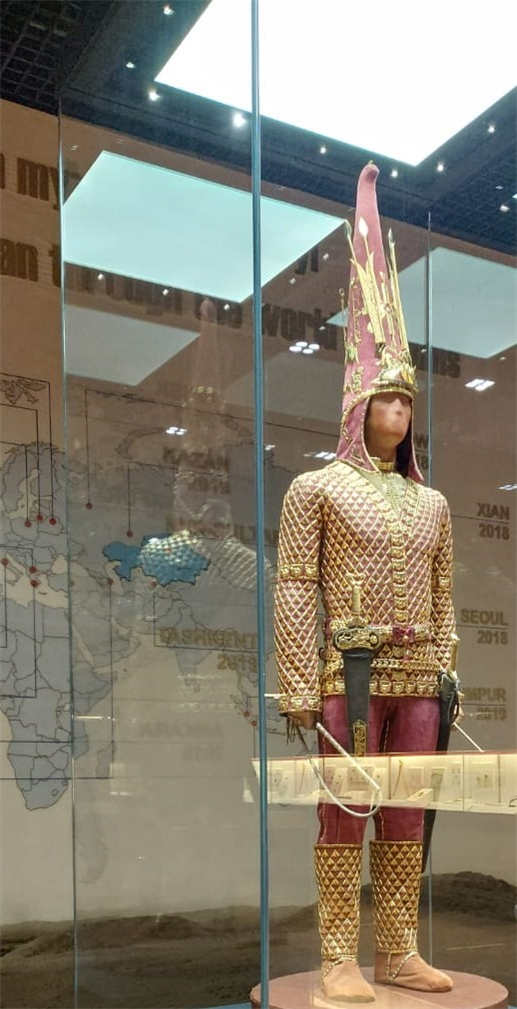 <카자흐스탄에서 발견된 ‘황금인간(Алтын Адам)’, 현재 누르술탄국립박물관에 전시되어 있다.>