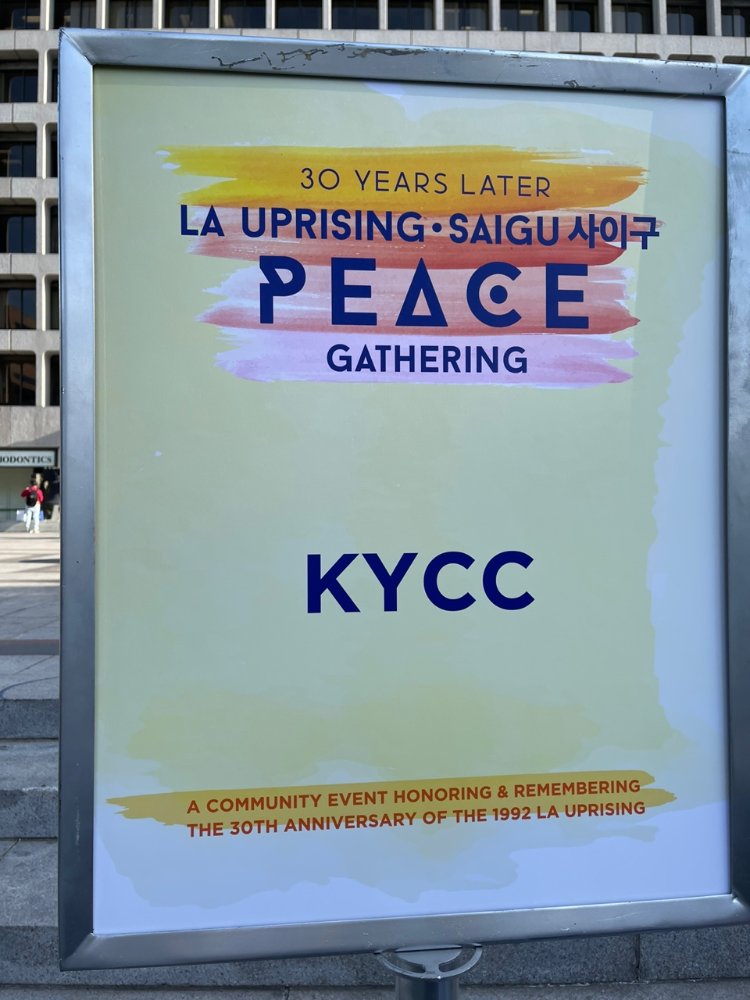 <행사 주최 단체 가운데 하나인 한인타운 청소년회관(KYCC) 부스 앞에 설치된 단체 액자>