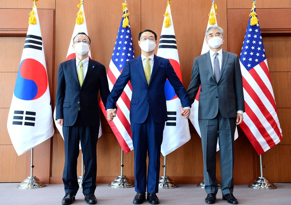 성 김(Sung Kim) 미국 대북특별대표 및 후나코시 다케히로(船越健裕) 일본 외무성 아시아·대양주국장과 한미·한일·한미일 북핵 수석대표 협의