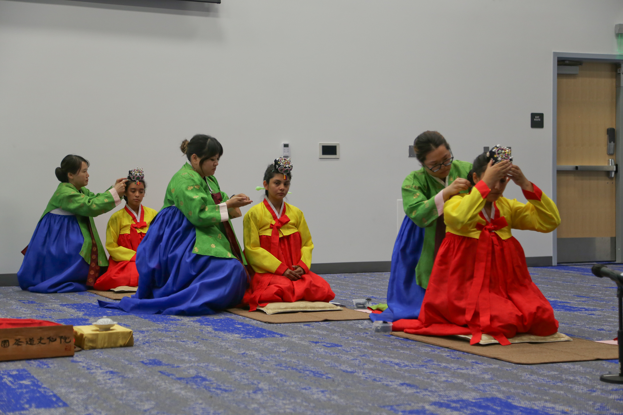 ▲캘스테이트 샌 버나디노 대학 학생들이 한국 전통 성년식을 체험하고 있다.