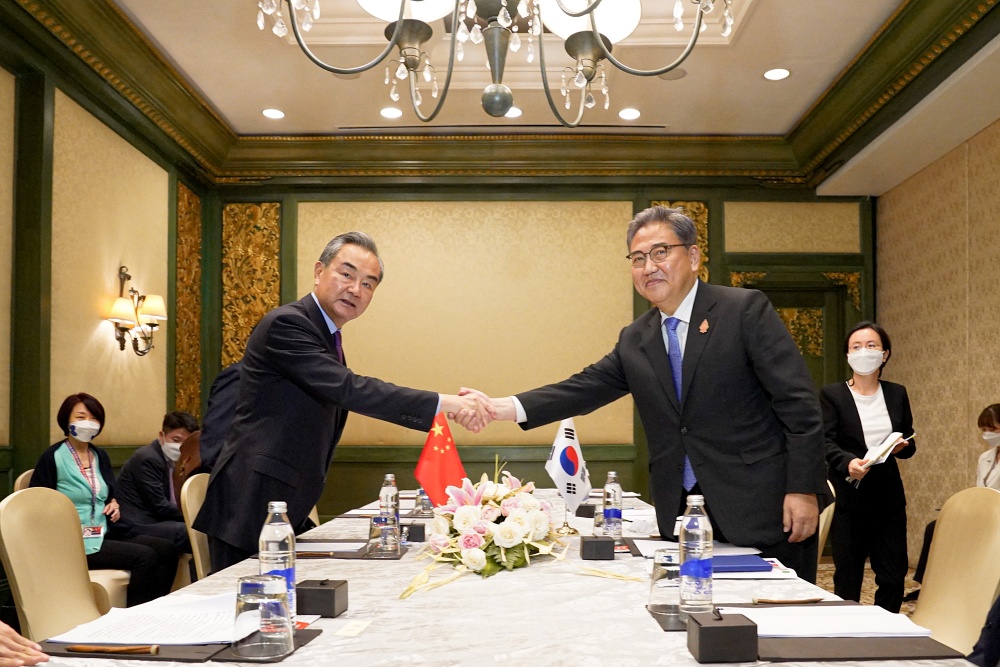 계기 왕이(王毅, WANG Yi) 중국 국무위원 겸 외교부장과 약 50여 분간 한중 외교장관 회담