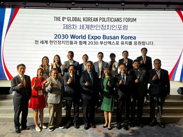 Пояснение к фото: министр иностранных дел Пак Джин и участники из США