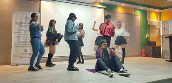 ‘IKC한류콘2022’의 공연으로 행사 기획단의 ‘댓댓’ 댄스 공연 등 다양한 케이팝 댄스와 노래가 선보였다. (사진=기자 제공)
