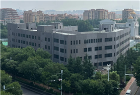 Вид с высоты птичьего полета на Корейскую школу Чунгун и завершение строительства каркаса школьного здания (предоставлено Корейской школой Чунгун)