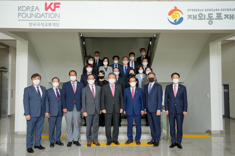 박진 외교부 장관은 9월 15일 목요일 외교부 산하기관인 한국국제교류재단(KF)과 재외동포재단(OKF)을 방문