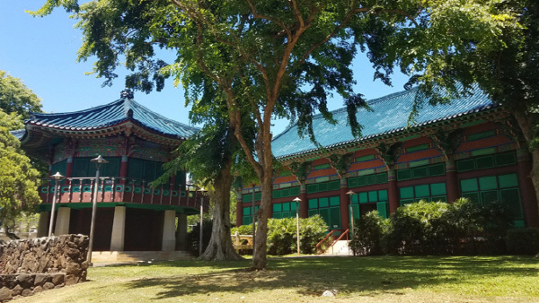 @ 하와이 주립대 마노아캠퍼스 중심에 한국의 전통 건축 양식을 그대로 한 한국학연구소가 있어 오고 가는 이들의 이목을 집중시킨다. 출처: 하와이주립대 한국학연구소 홈페이지.