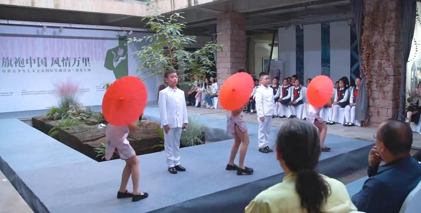 < 어린 학생들이 중국 전통 의상을 착용하고 공연하는 모습 - 출처: 통신원 촬영 >