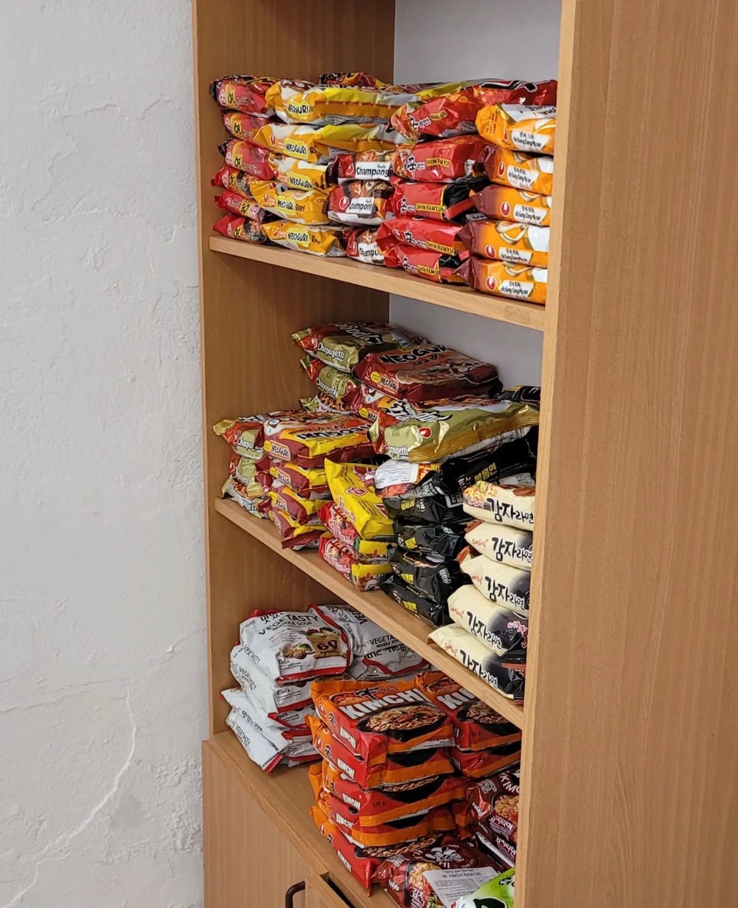 Over ten kinds of various Korean ramyeon are arranged for customers.