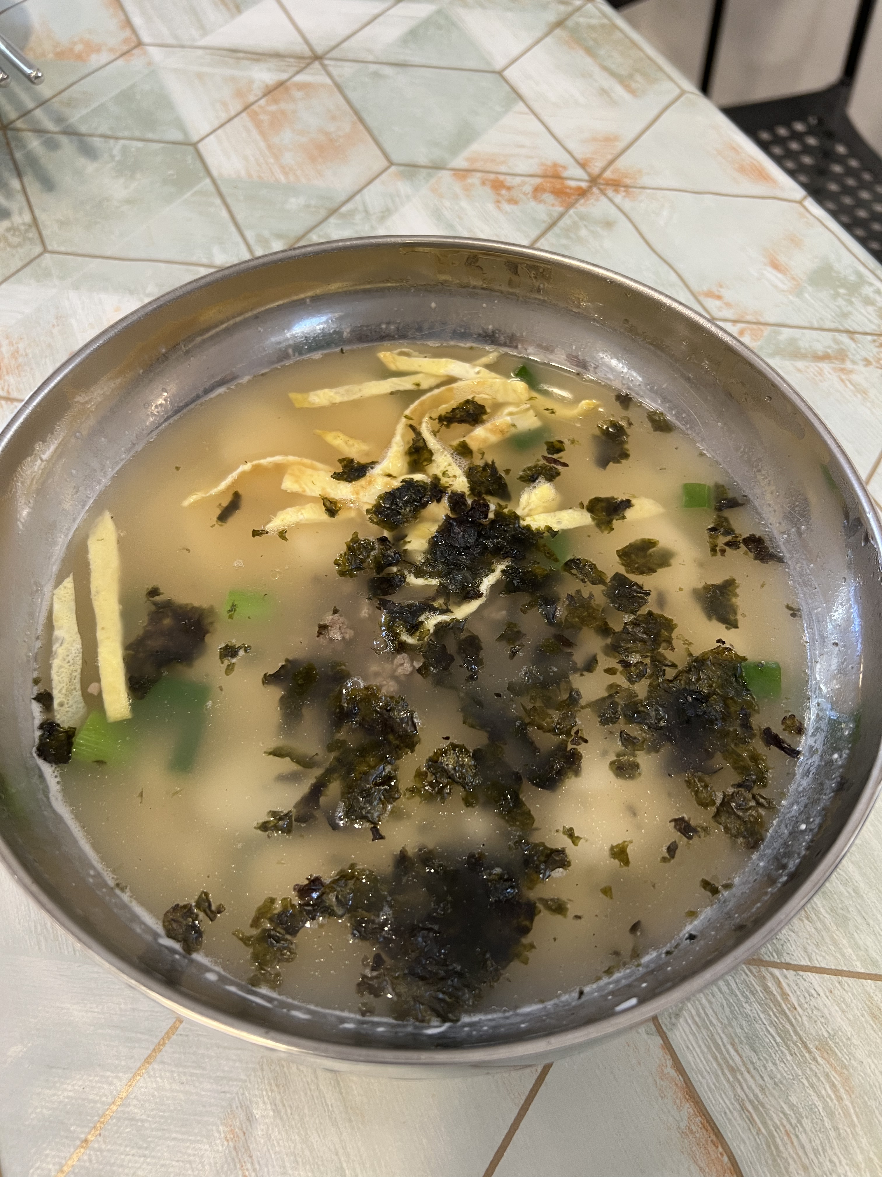 На празднование еврейского Нового года Рошашана корейцы приготовили суп из рисовых лепешек.