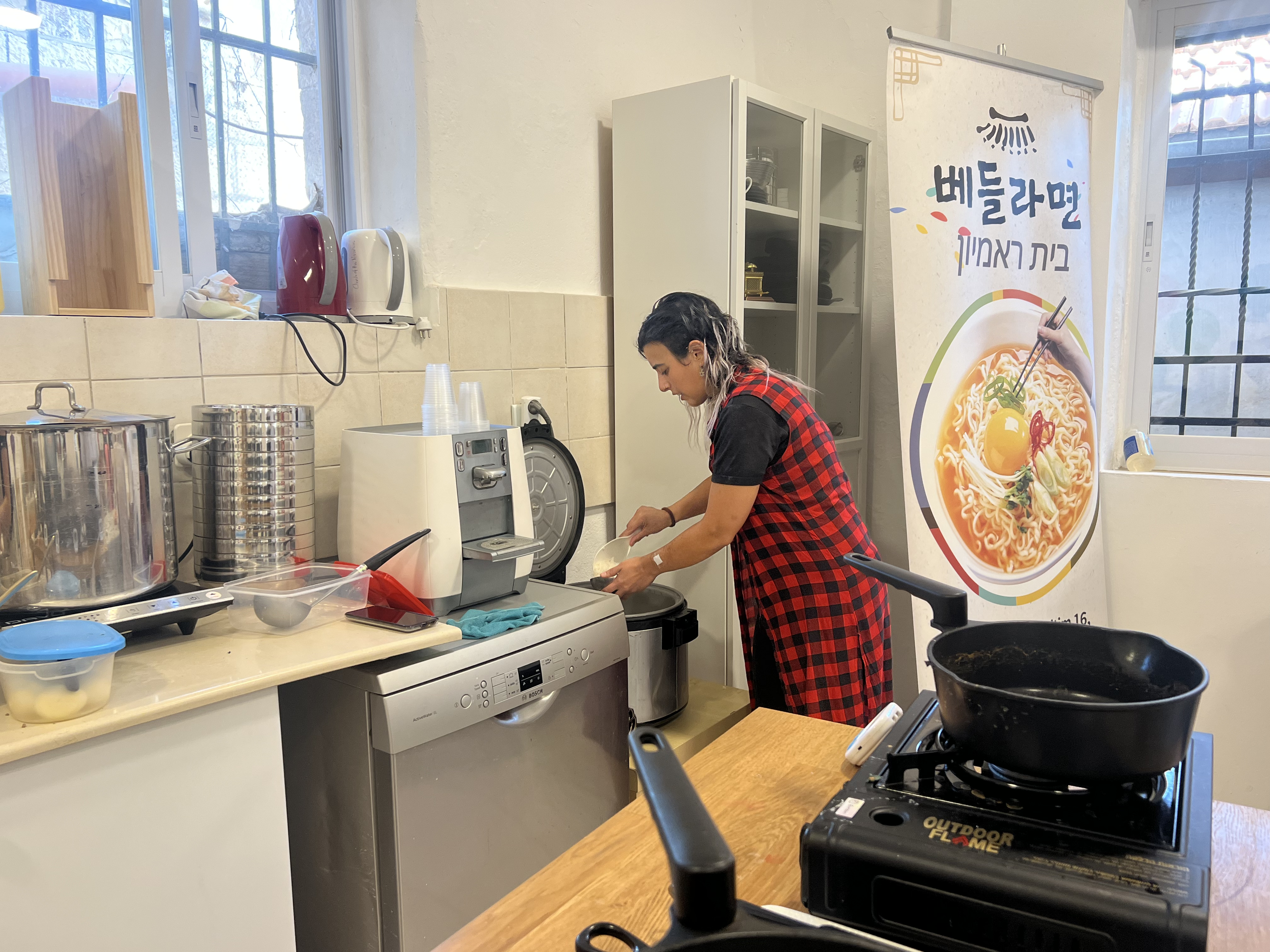 Аснат помогает корейско-израильскому клубу, готовя и подавая еду