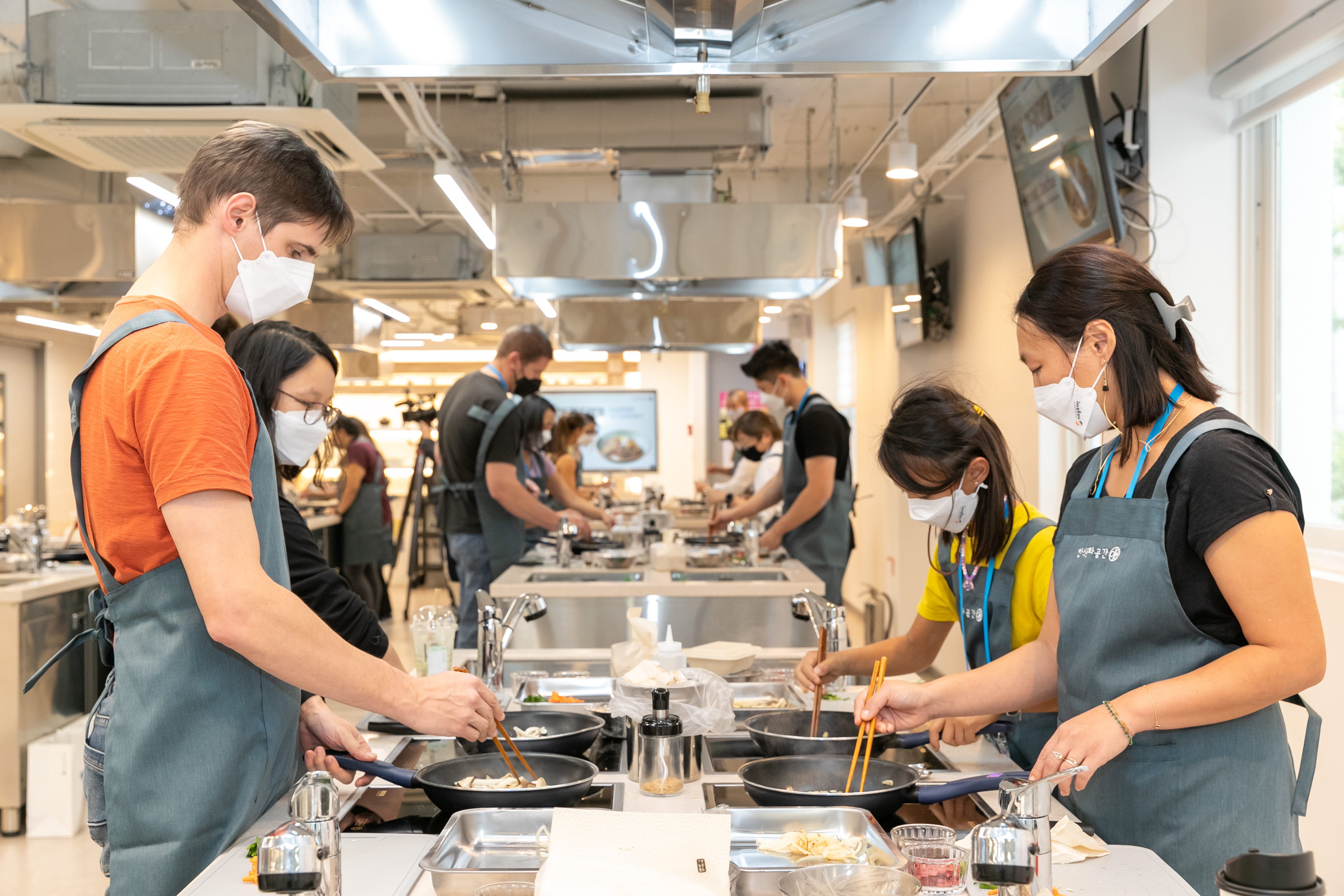 [한국문화체험 | K-Food] 한국의 대표 잔치음식인 잡채를 직접 만들어 보고 있는 입양동포 참가자들