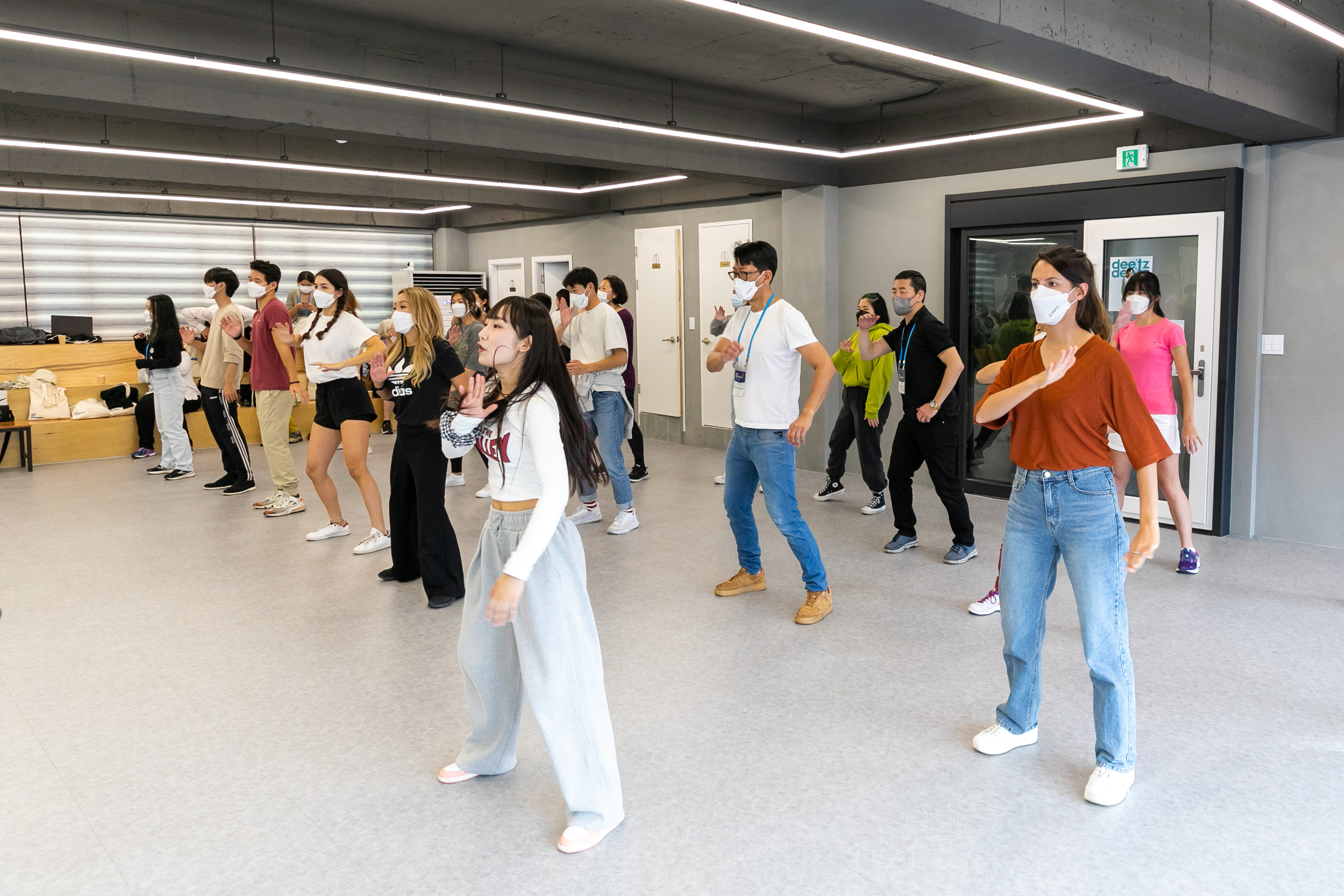 [한국문화체험 | K-Pop] 대표적인 K콘텐츠인 K팝 댄스를 배우며 한국문화의 역동성을 몸으로 만끽하고 있는 입양동포 참가자들