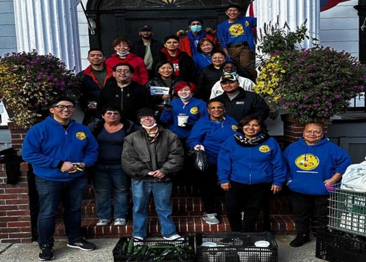 MinKwon Center volunteers giving free meals to the underprivileged (provided by: MinKwon Center Facebook)